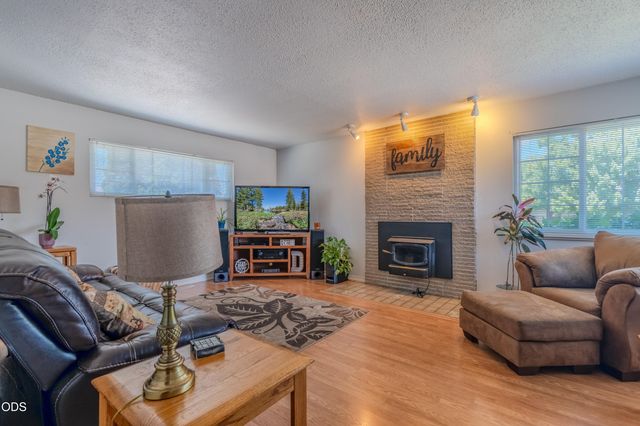 212 Windsor Way, Central Point, OR 97502