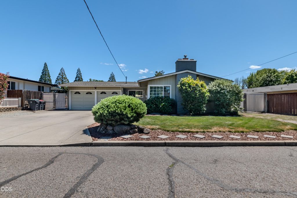 212 Windsor Way, Central Point, OR 97502