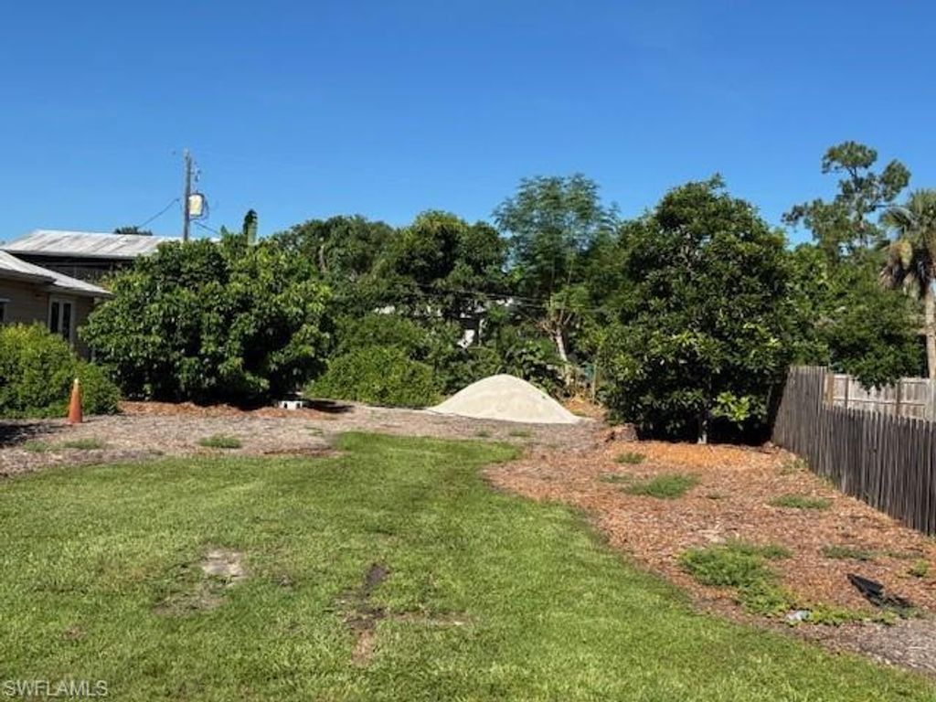 4604 Acadia LN, Naples, FL 34112