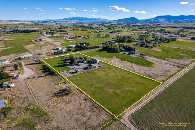 39 Nez Perce Dr, Cody, WY 82414