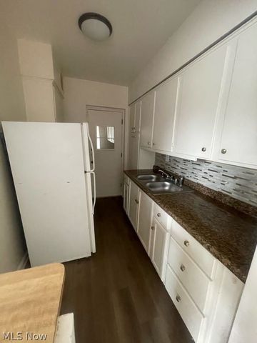 15820 Van Aken 303, Shaker Heights, OH 44120
