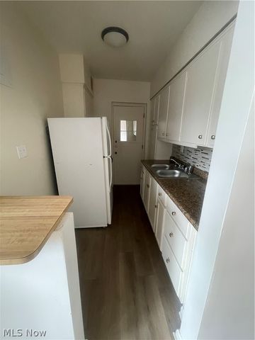 15820 Van Aken 303, Shaker Heights, OH 44120