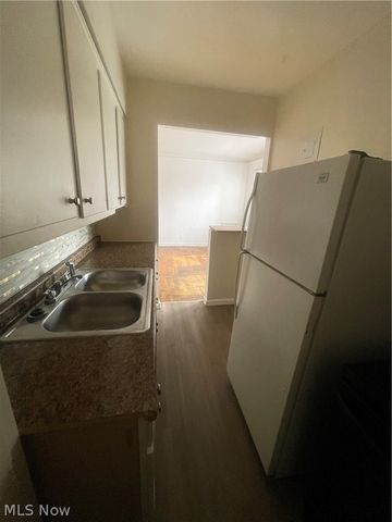 15820 Van Aken 303, Shaker Heights, OH 44120
