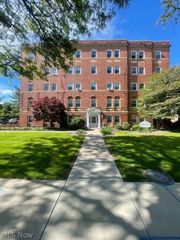 15820 Van Aken 303, Shaker Heights, OH 44120
