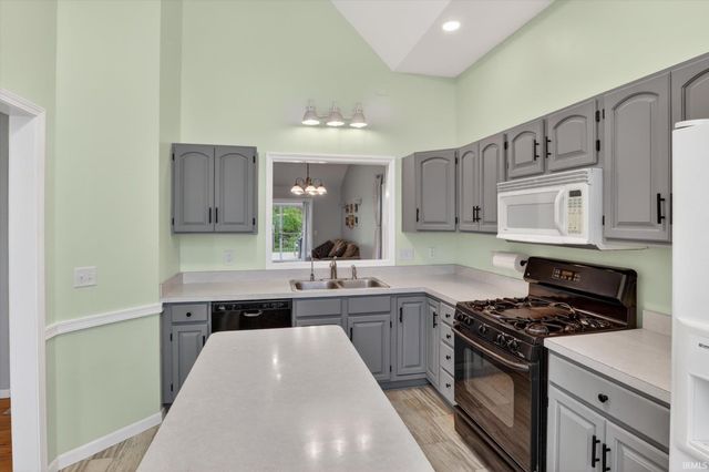 3221 W Wild Cherry Ridge, Mishawaka, IN 46544