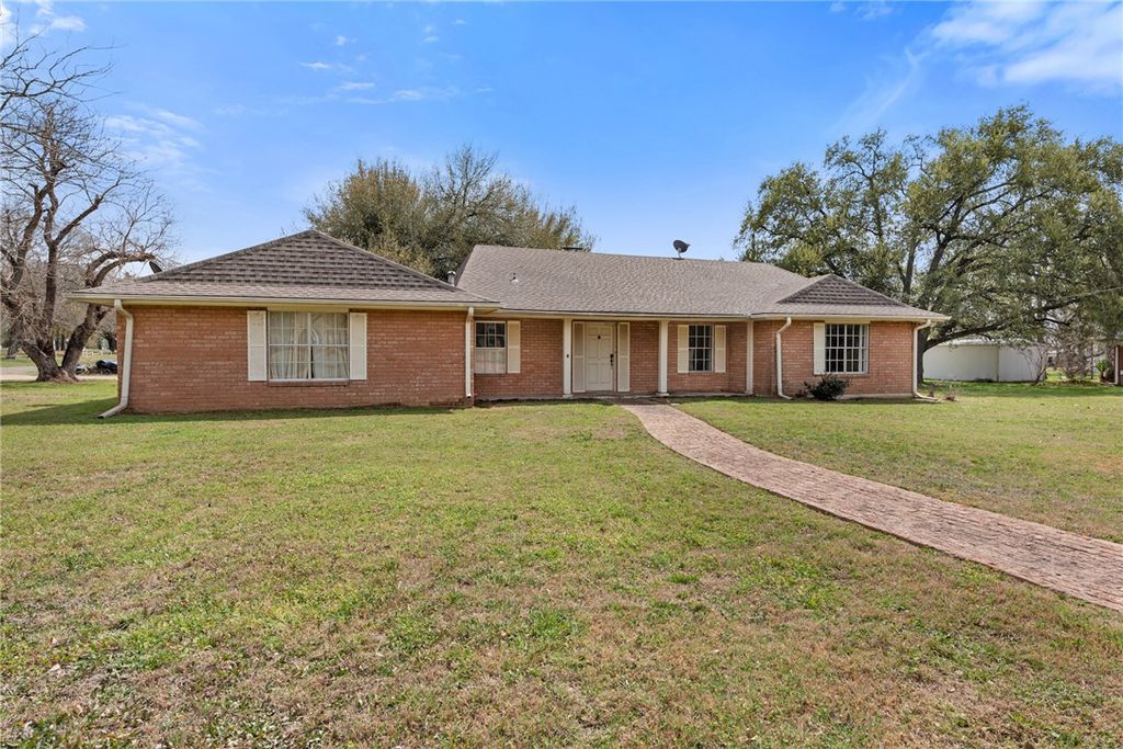 608 East Barton Street, Calvert, TX 77837 — exterior