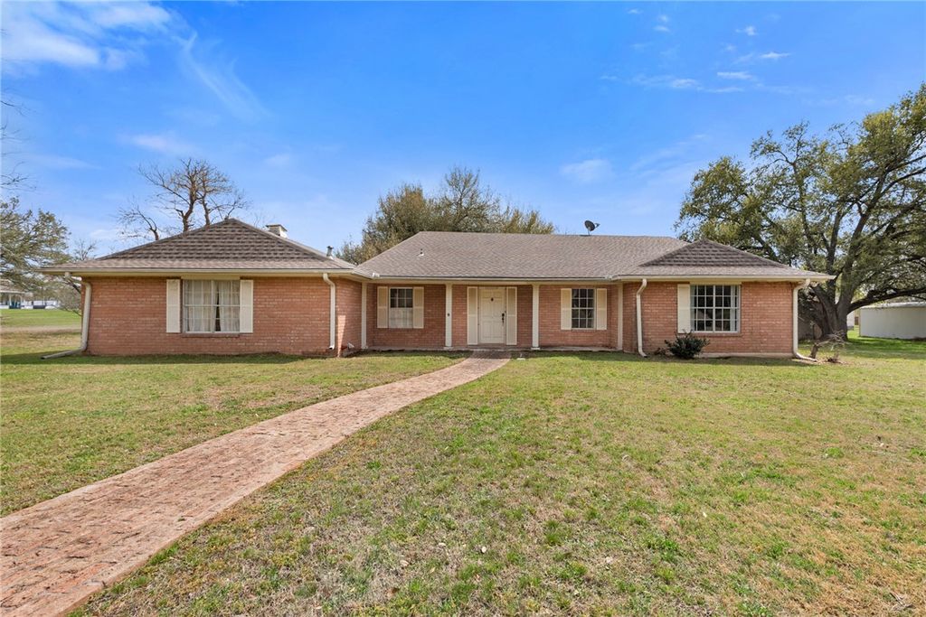 608 East Barton Street, Calvert, TX 77837 — photo 2