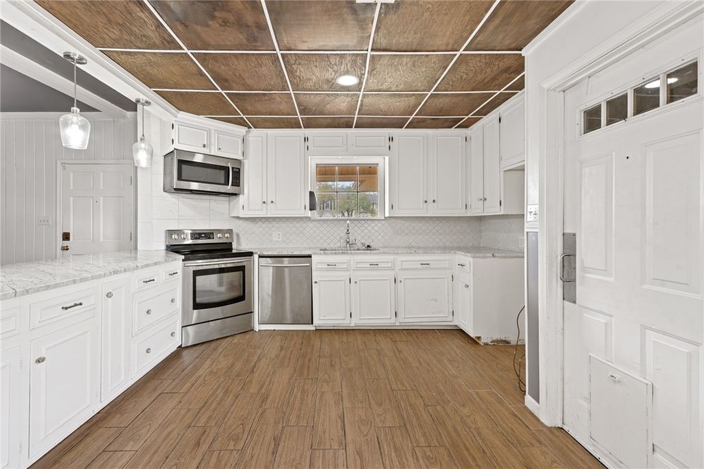 608 East Barton Street, Calvert, TX 77837 — photo 5