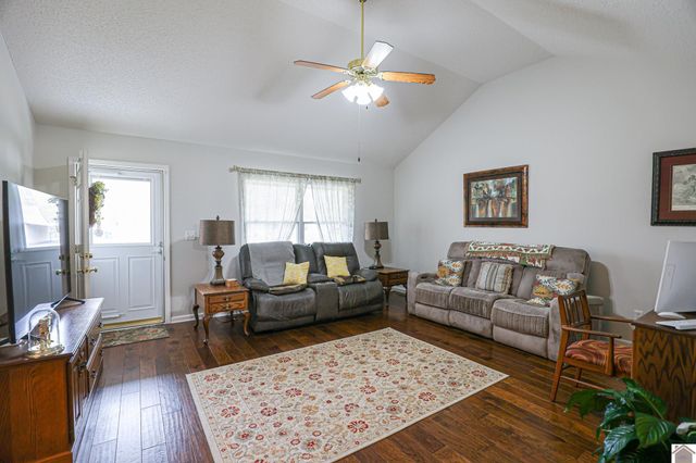 1825 Creekview Cv, Paducah, KY 42003