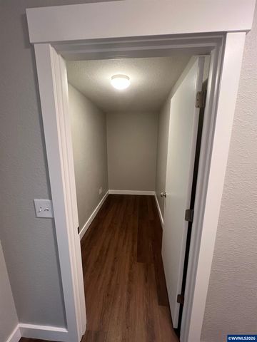 1815 S Skyline Ct, Salem, OR 97306