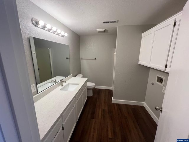 1815 S Skyline Ct, Salem, OR 97306