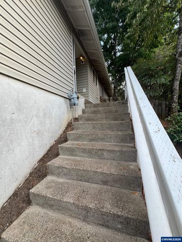 1815 S Skyline Ct, Salem, OR 97306