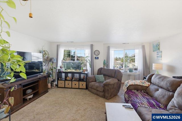 1815 S Skyline Ct, Salem, OR 97306