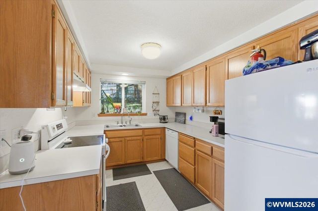 1815 S Skyline Ct, Salem, OR 97306