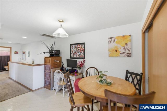 1815 S Skyline Ct, Salem, OR 97306