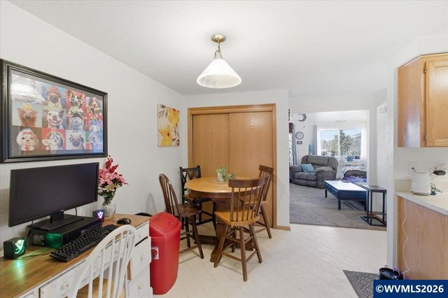 1815 S Skyline Ct, Salem, OR 97306