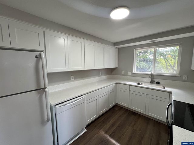 1815 S Skyline Ct, Salem, OR 97306