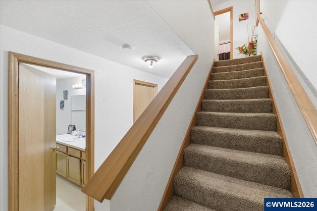 1815 S Skyline Ct, Salem, OR 97306