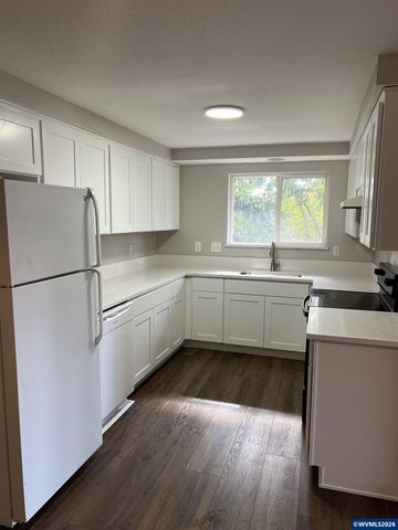 1815 S Skyline Ct, Salem, OR 97306