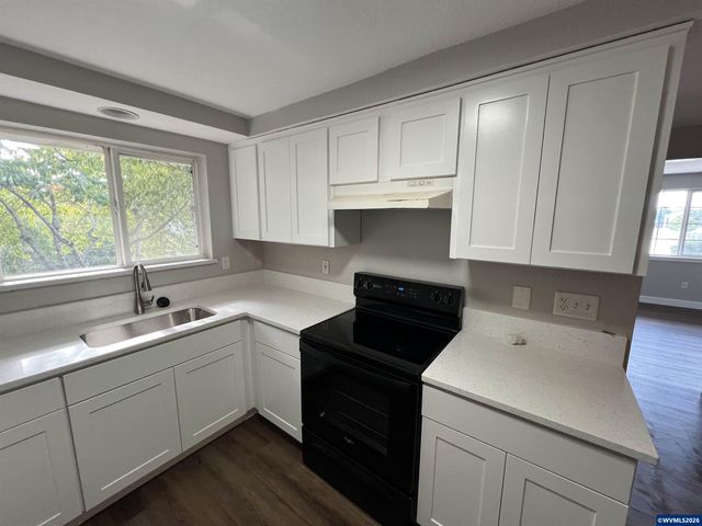 1815 S Skyline Ct, Salem, OR 97306