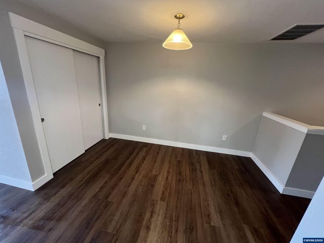 1815 S Skyline Ct, Salem, OR 97306