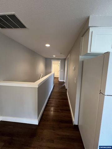 1815 S Skyline Ct, Salem, OR 97306