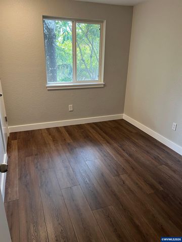 1815 S Skyline Ct, Salem, OR 97306