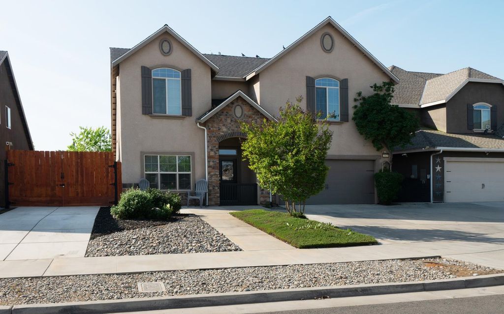 Image 1 of property listing at 2027 W Babcock Avenue, Visalia, CA 93291