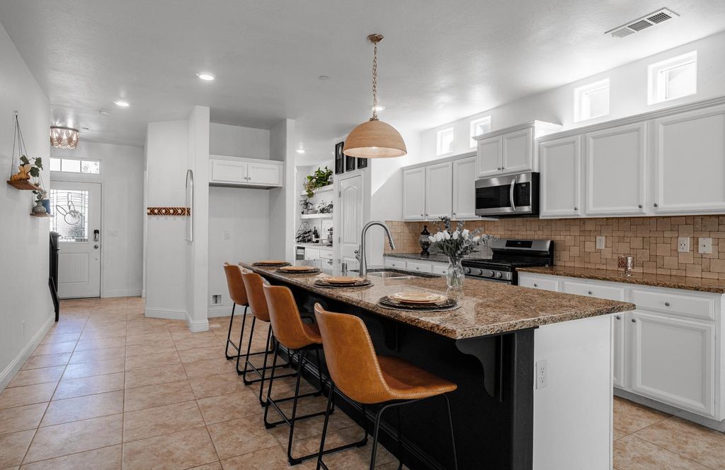 Image 10 of property listing at 2027 W Babcock Avenue, Visalia, CA 93291