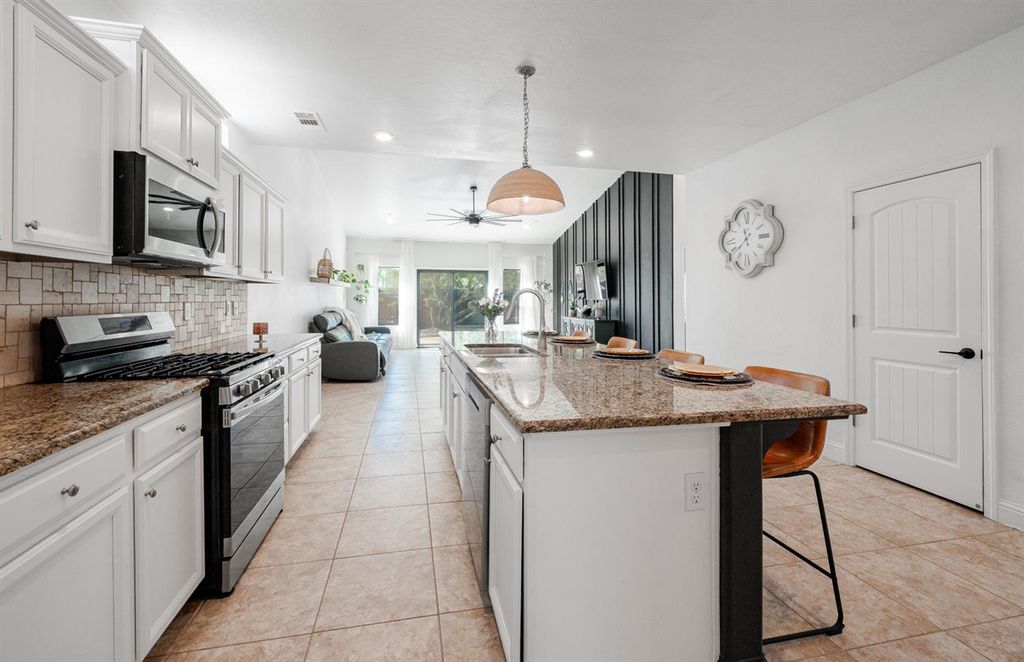 Image 11 of property listing at 2027 W Babcock Avenue, Visalia, CA 93291