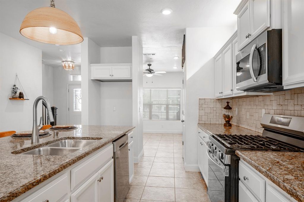 Image 12 of property listing at 2027 W Babcock Avenue, Visalia, CA 93291