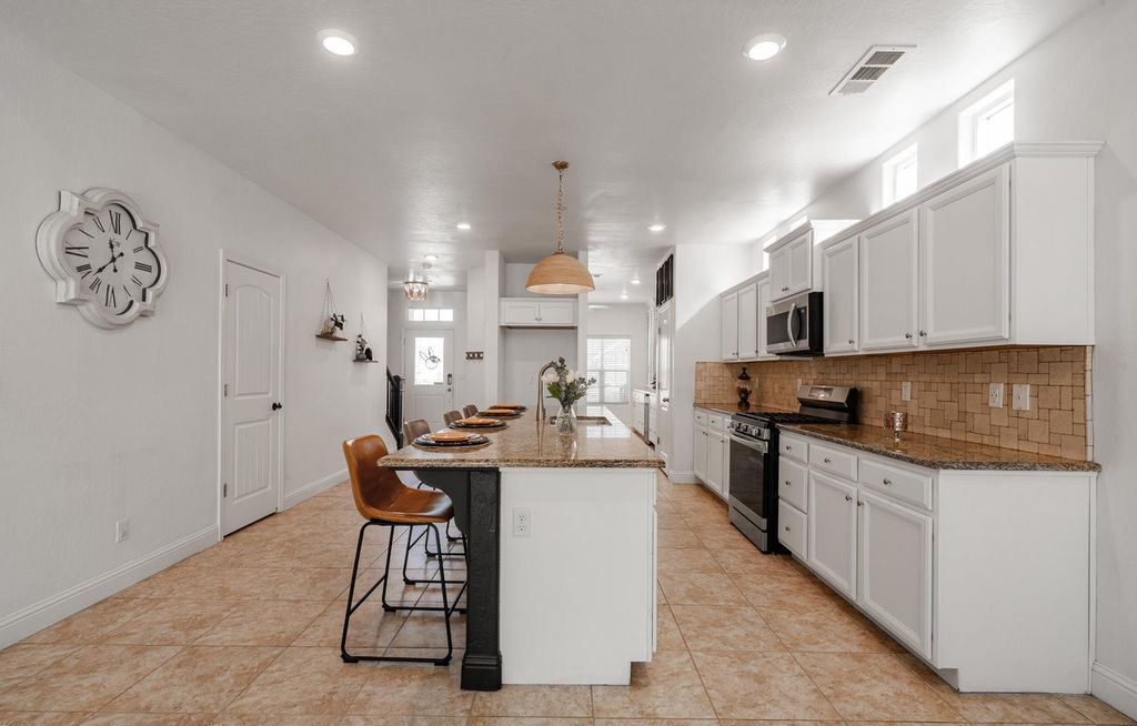 Image 13 of property listing at 2027 W Babcock Avenue, Visalia, CA 93291