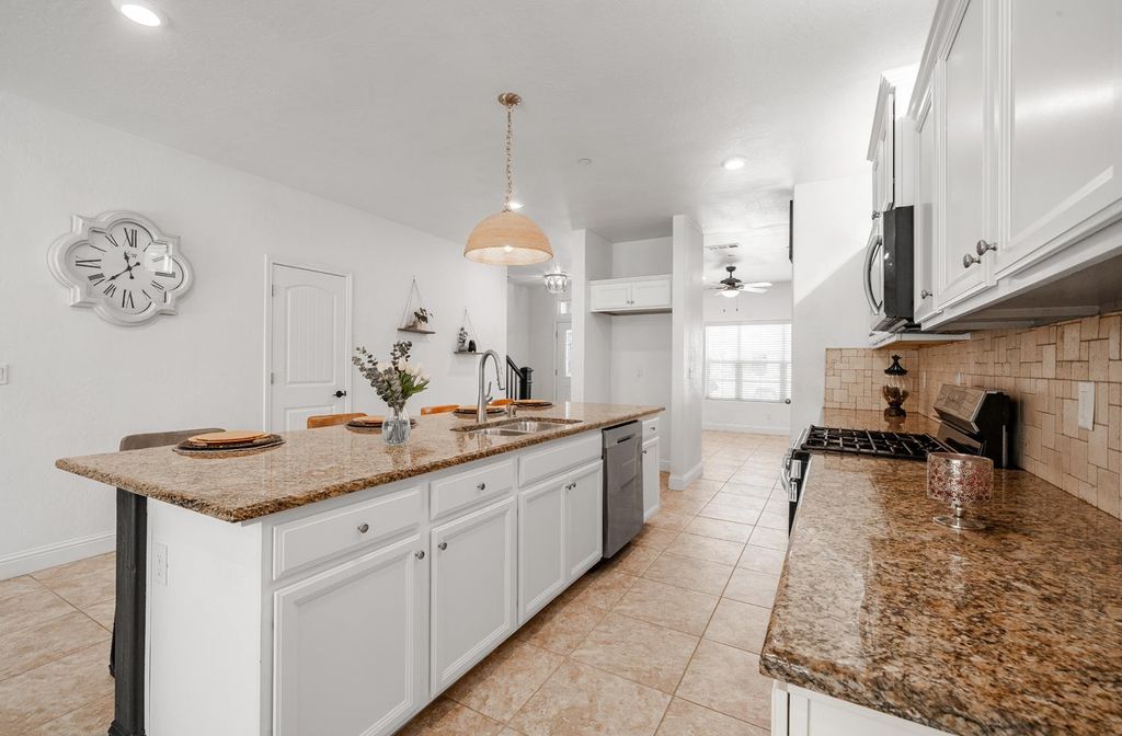 Image 14 of property listing at 2027 W Babcock Avenue, Visalia, CA 93291