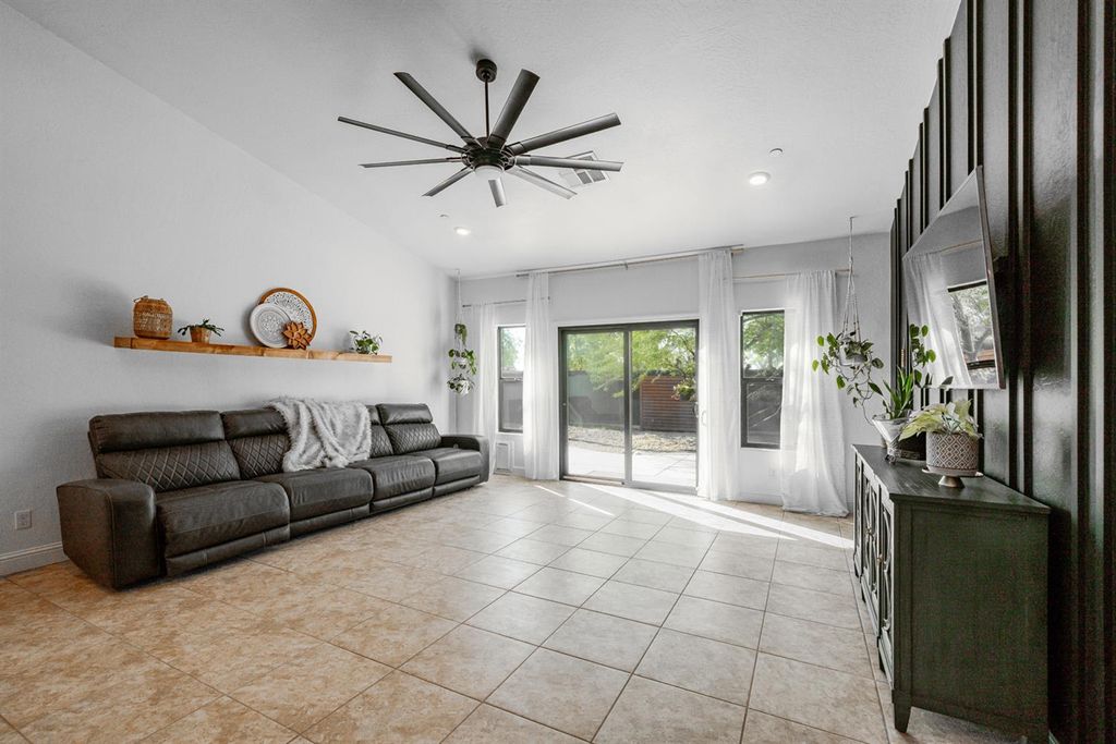 Image 15 of property listing at 2027 W Babcock Avenue, Visalia, CA 93291