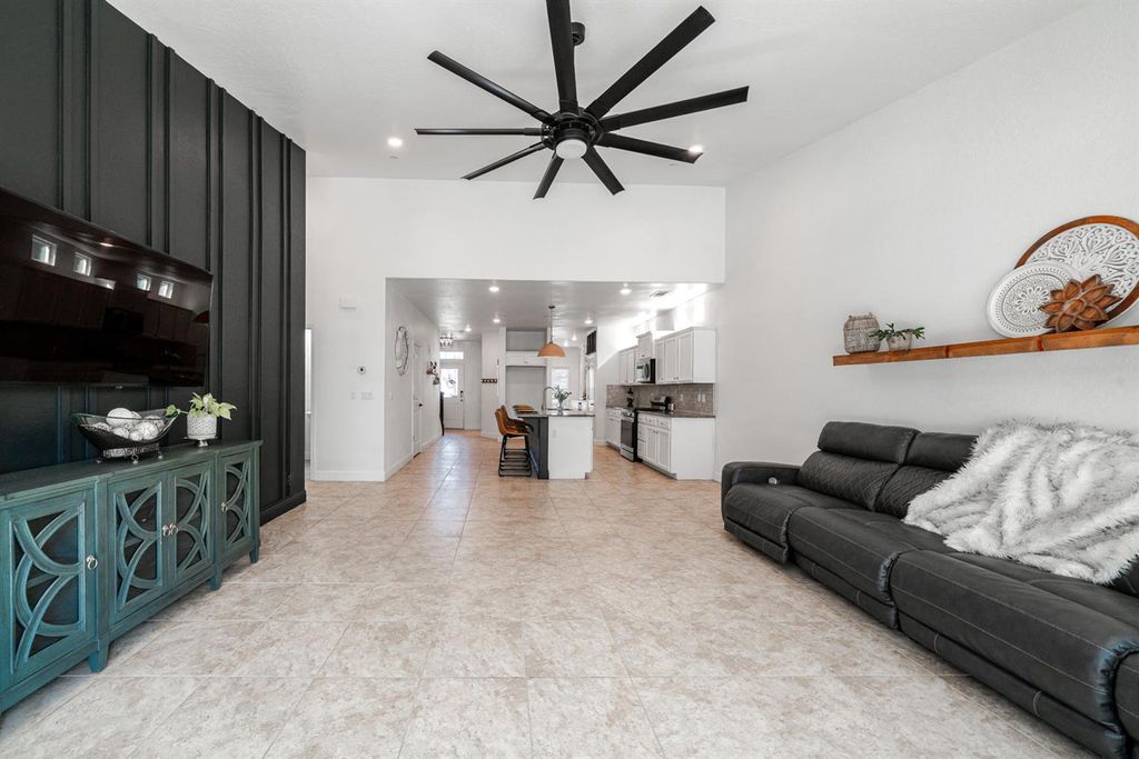 Image 16 of property listing at 2027 W Babcock Avenue, Visalia, CA 93291