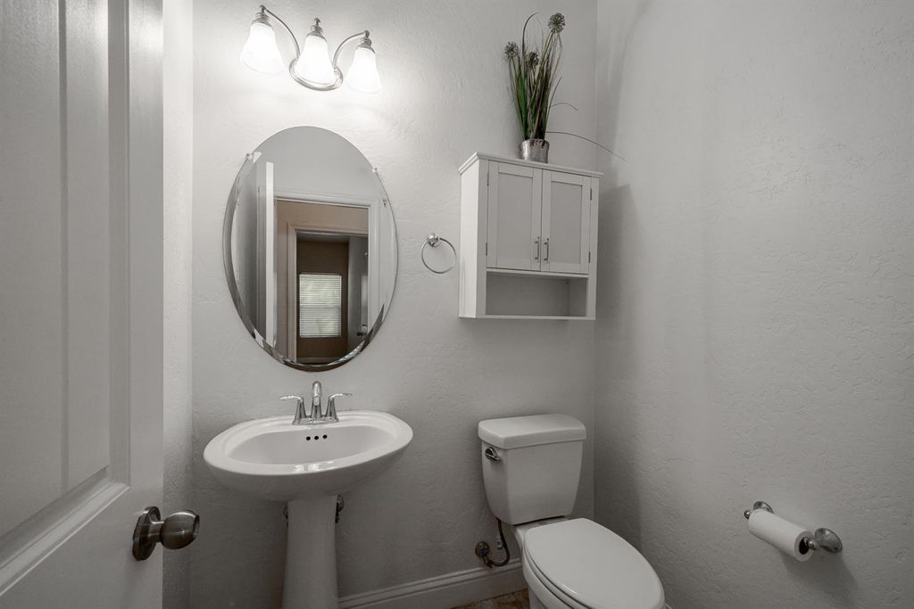 Image 18 of property listing at 2027 W Babcock Avenue, Visalia, CA 93291