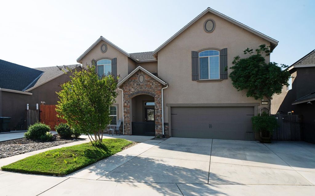 Image 2 of property listing at 2027 W Babcock Avenue, Visalia, CA 93291