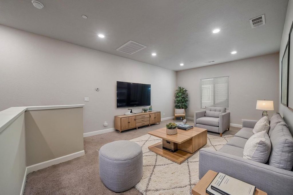 Image 21 of property listing at 2027 W Babcock Avenue, Visalia, CA 93291