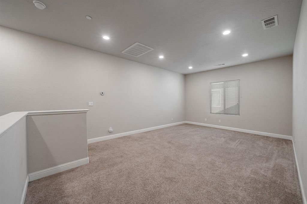 Image 22 of property listing at 2027 W Babcock Avenue, Visalia, CA 93291