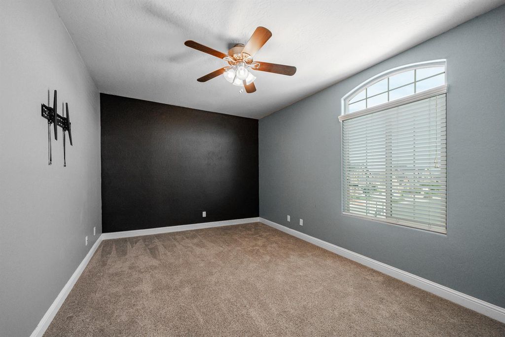 Image 24 of property listing at 2027 W Babcock Avenue, Visalia, CA 93291