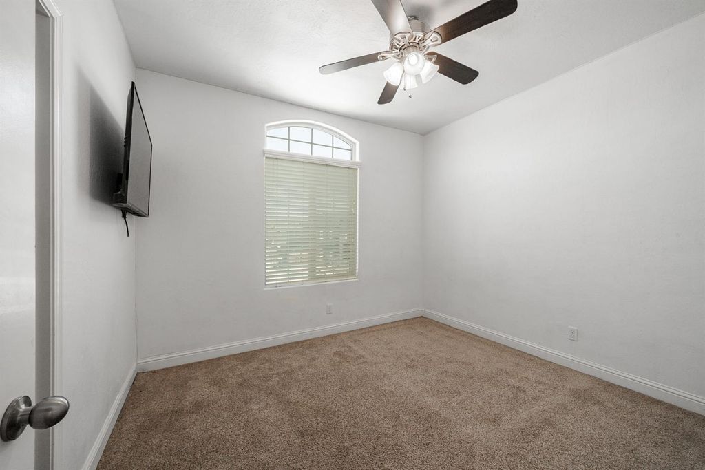 Image 27 of property listing at 2027 W Babcock Avenue, Visalia, CA 93291