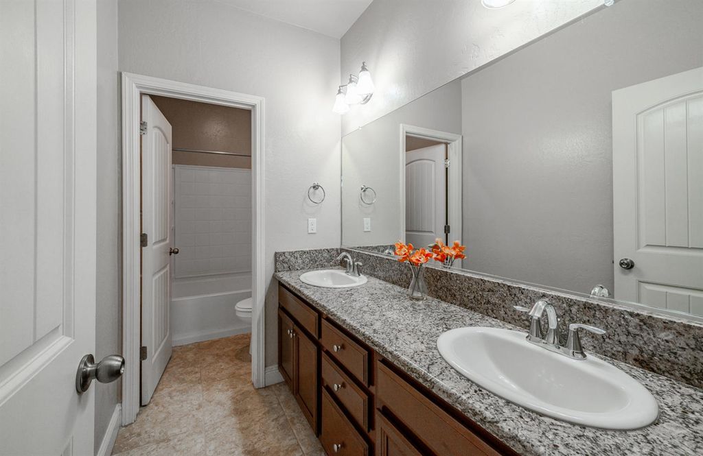 Image 29 of property listing at 2027 W Babcock Avenue, Visalia, CA 93291