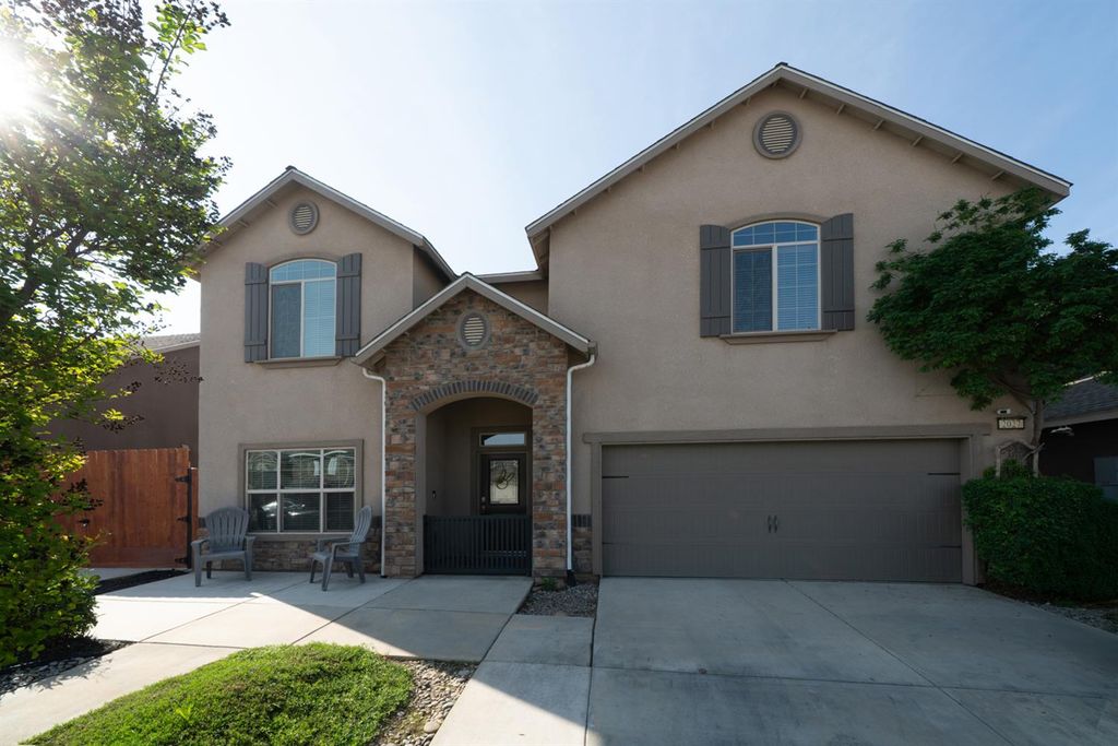 Image 3 of property listing at 2027 W Babcock Avenue, Visalia, CA 93291