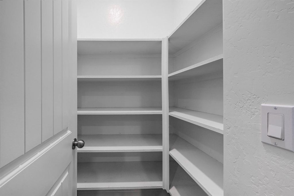 Image 30 of property listing at 2027 W Babcock Avenue, Visalia, CA 93291