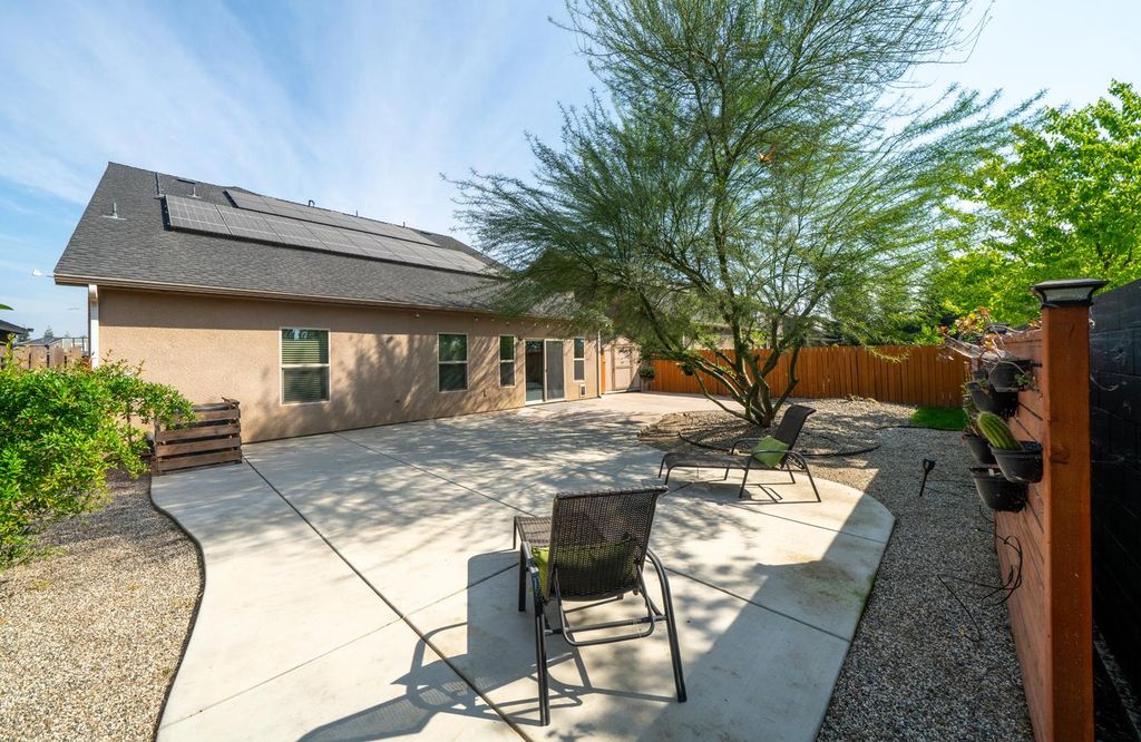 Image 32 of property listing at 2027 W Babcock Avenue, Visalia, CA 93291