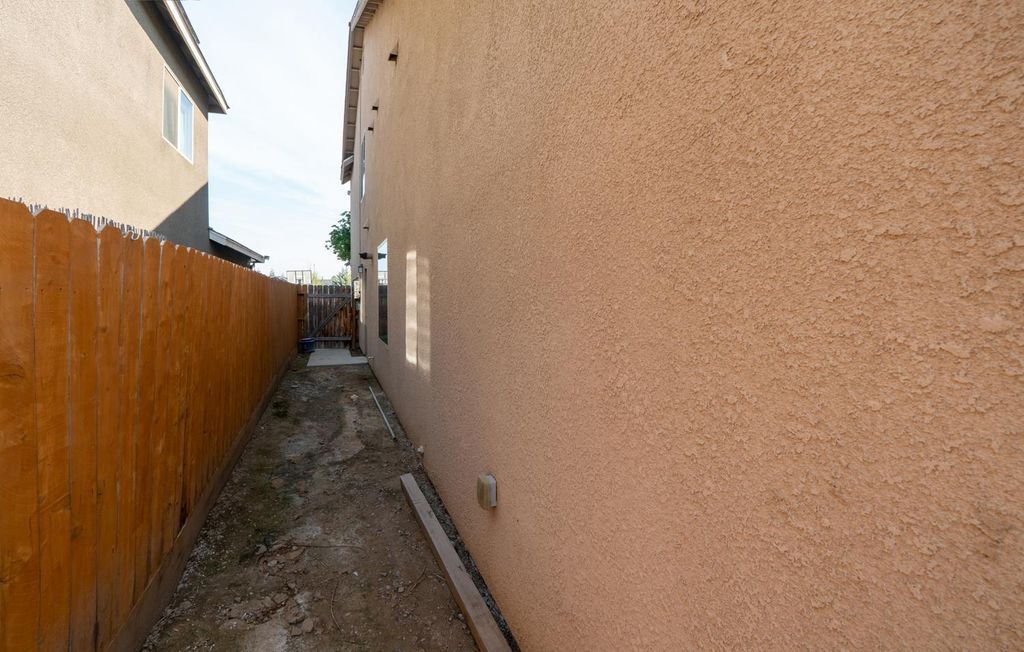 Image 33 of property listing at 2027 W Babcock Avenue, Visalia, CA 93291