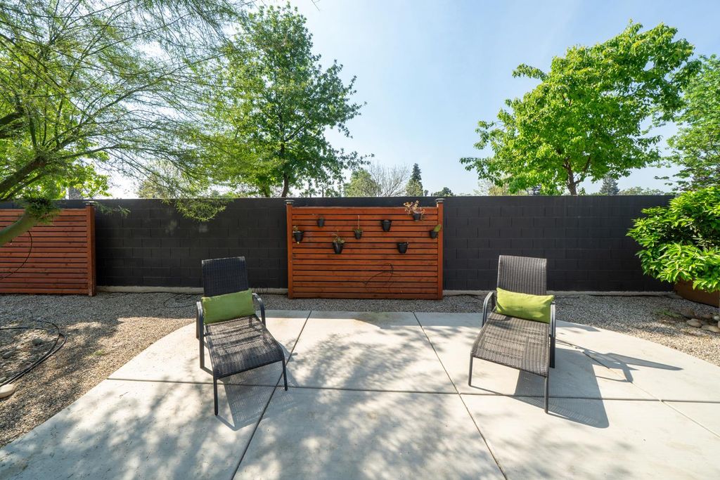 Image 35 of property listing at 2027 W Babcock Avenue, Visalia, CA 93291