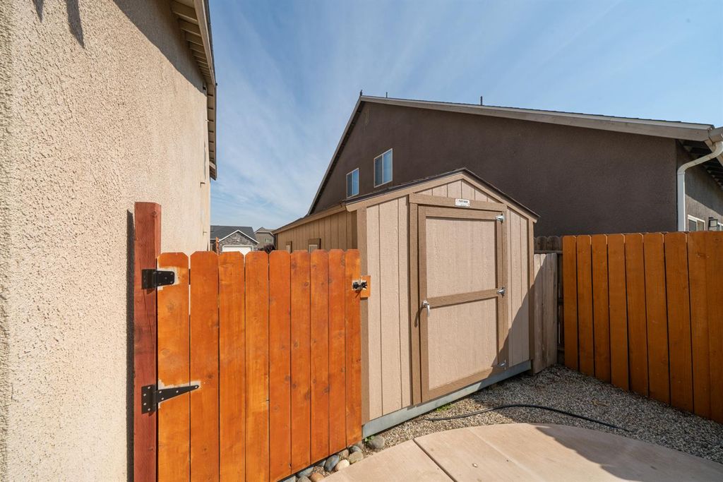 Image 36 of property listing at 2027 W Babcock Avenue, Visalia, CA 93291