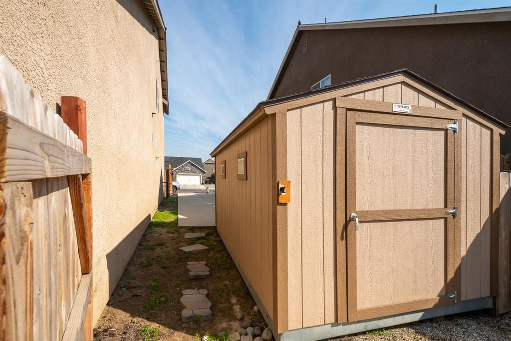 Image 37 of property listing at 2027 W Babcock Avenue, Visalia, CA 93291