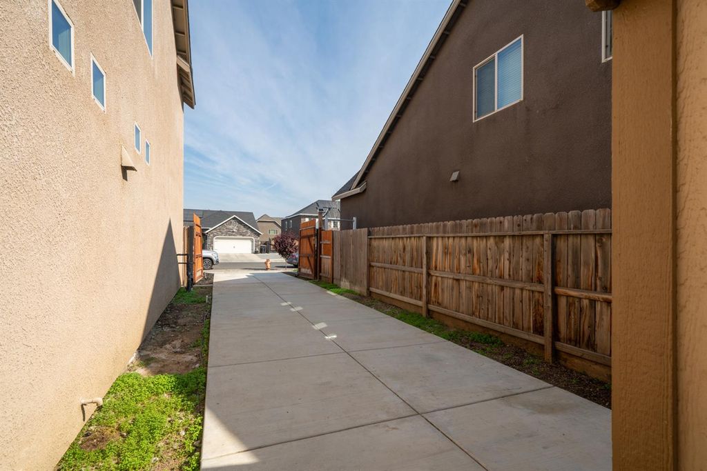 Image 38 of property listing at 2027 W Babcock Avenue, Visalia, CA 93291